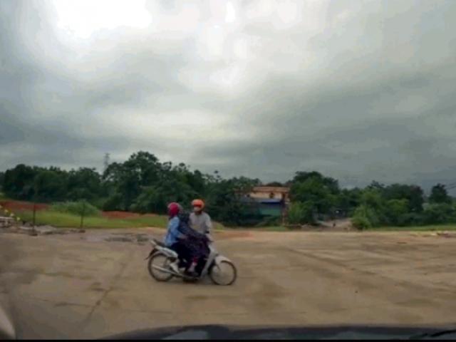 Tin tức trong ngày - Kinh hoàng cảnh 2 xe máy đâm nhau khiến 3 người văng xuống đường