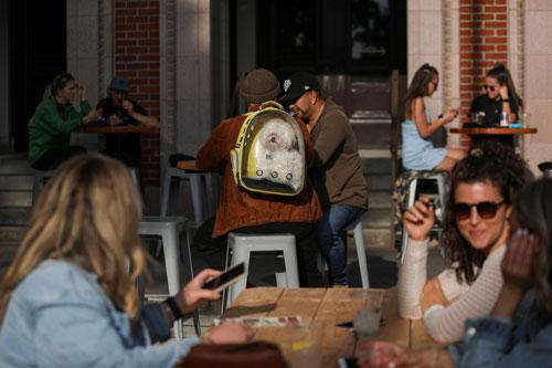 Người dân vui vẻ ăn uống ngoài trời ở TP Portland, bang Oregon - Mỹ hôm 22-5 Ảnh: REUTERS