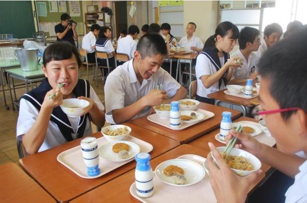 Học sinh trung học ở Nhật ăn trưa tại trường (vào thời điểm chưa có đại dịch). Ảnh minh họa: Mainichi.