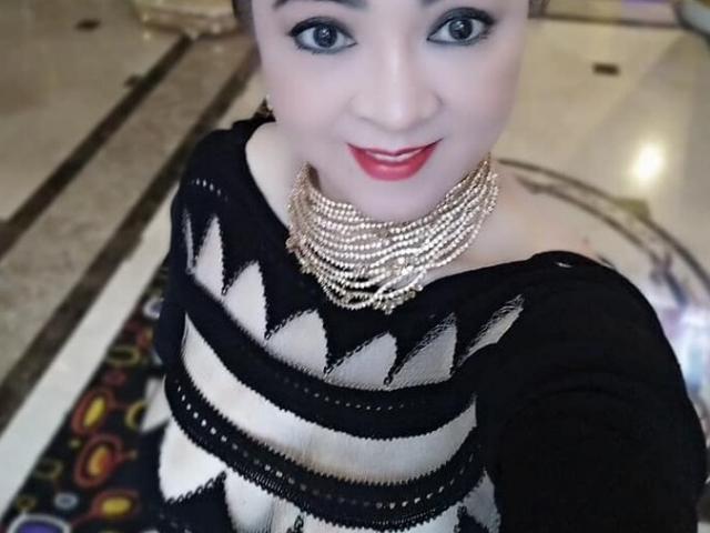 Thời trang - Đại gia Phương Hằng 50 tuổi đẹp sang với gu diện đồ hiệu, kim cương kín người