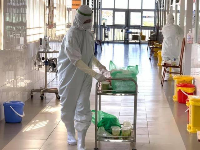 Tin tức trong ngày - Tin tức 24h qua: Bố mẹ, ông bà đang cách ly, bé 6 tuổi một mình vào viện lấy mẫu xét nghiệm COVID-19