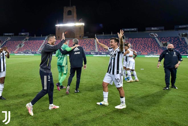 Ronaldo xuống sân Renato Dall'Ara chia vui cùng các đồng đội sau khi Juventus thoát hiểm để cán đích trong top 4 Serie A và&nbsp;đoạt vé dự Champions League&nbsp;
