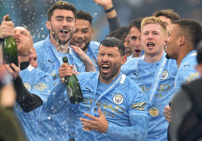 Man City nâng cúp vô địch Ngoại hạng Anh hoành tráng, tri ân Aguero đầy cảm xúc - 10