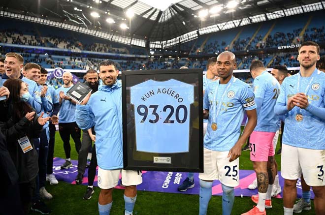 Man City nâng cúp vô địch Ngoại hạng Anh hoành tráng, tri ân Aguero đầy cảm xúc - 11