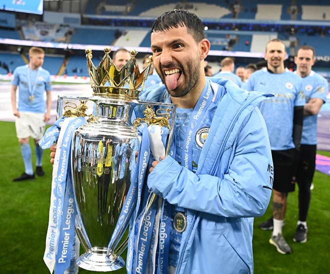 Man City nâng cúp vô địch Ngoại hạng Anh hoành tráng, tri ân Aguero đầy cảm xúc - 13