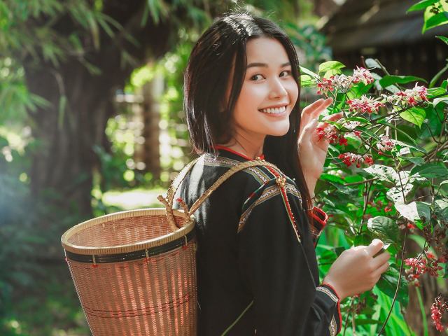 Đời sống Showbiz - Người đẹp Ê đê lên tiếng về việc "biến mất khỏi showbiz vì có đại gia chống lưng"