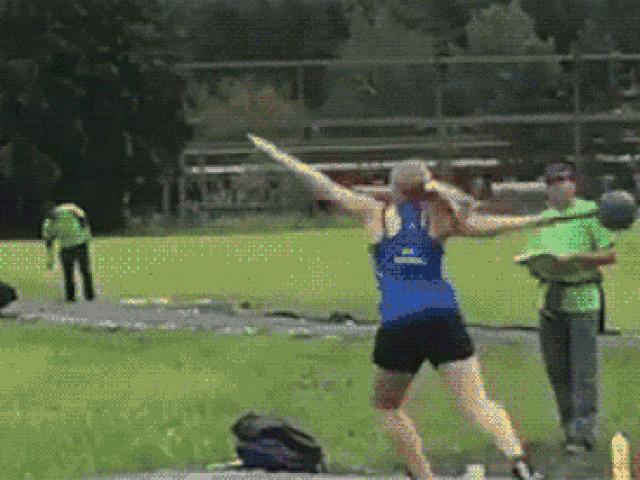 Tranh vui - Hài hước với những sự cố bất ngờ không đỡ kịp trong thể thao