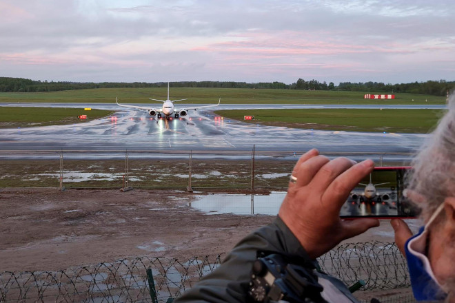Máy bay hãng Ryanair đến Lithuania sau khi hạ cánh khẩn cấp tại Belarus hôm 23-5 Ảnh: Reuters