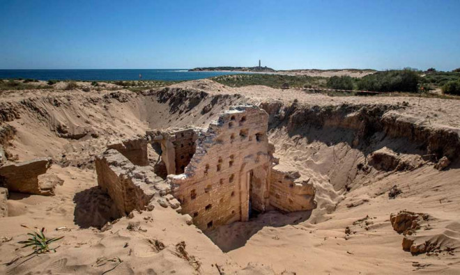 Một phần nhà tắm cổ đại hiện ra giữa bãi cát - Ảnh: Roman Rios / EFE