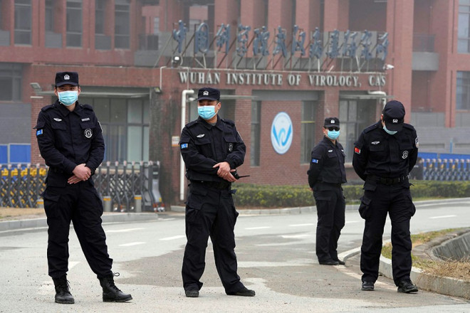 Lực lượng an ninh Trung Quốc đứng gác bên ngoài Viện Virus học Vũ Hán thuộc TP Vũ Hán, tỉnh Hồ Bắc hồi tháng 2. Ảnh: AP