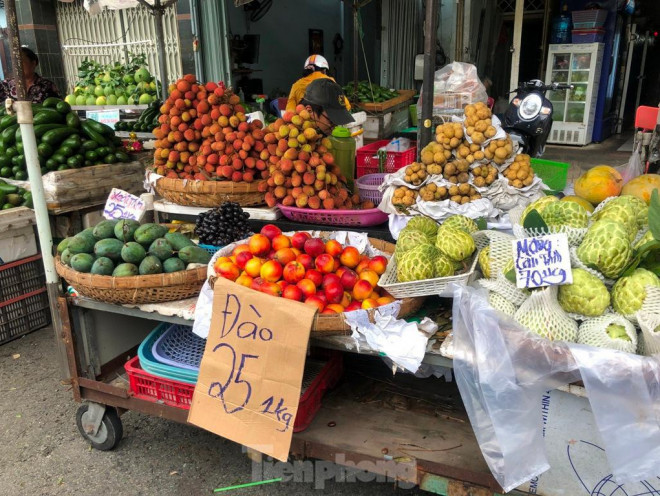 Những trái đào to mọng này được tiểu thương quảng cáo có nguồn gốc từ Sapa, giá 25.000 đồng/kg