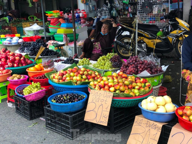 Mặc dù chợ đầu mối chưa có hàng, nhưng đào Sapa đã xuất hiện nhiều ở các chợ, xe đẩy hàng rong