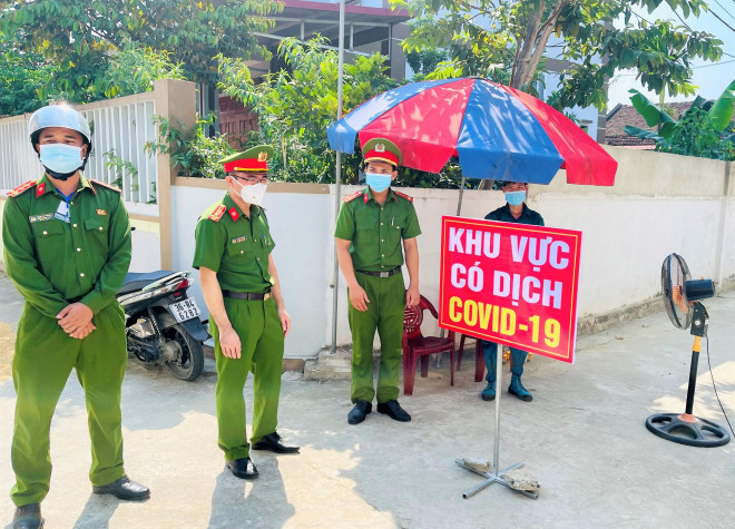 Lực lượng chức năng tỉnh Thanh Hóa làm việc tại chốt kiểm dịch xã Thiệu Phúc, huyện Thiệu Hóa