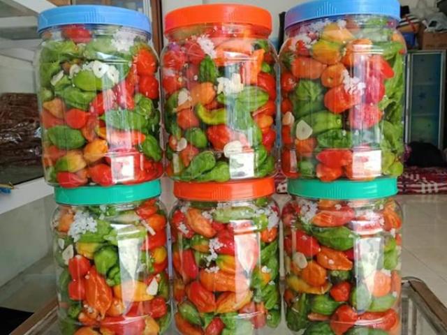 Thị trường - Tiêu dùng - Ớt rớt giá rẻ như cho, riêng loại này vẫn có giá cao ngất, thương lái ráo riết tìm mua