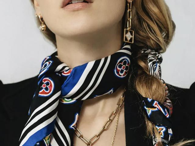 Thời trang - Cách quàng khăn lụa vuông mát mẻ, sang trọng