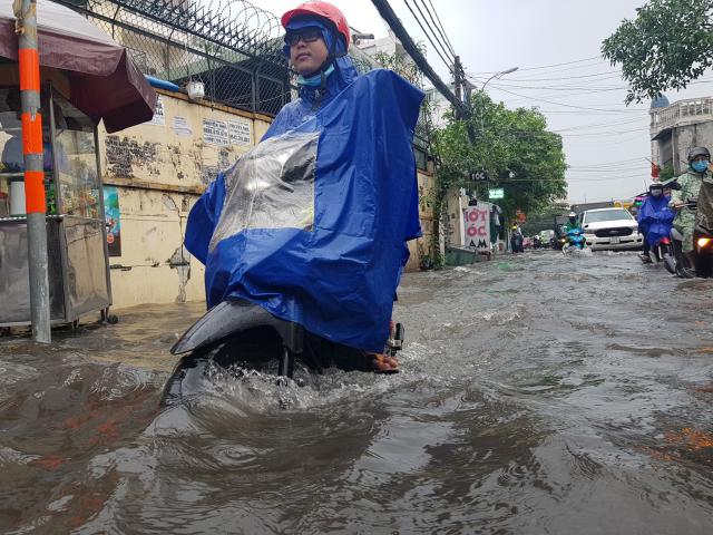 Tin tức trong ngày - Mưa từ sáng đến trưa, đường Sài Gòn ngập khủng khiếp, nước ngập gần lút bánh xe