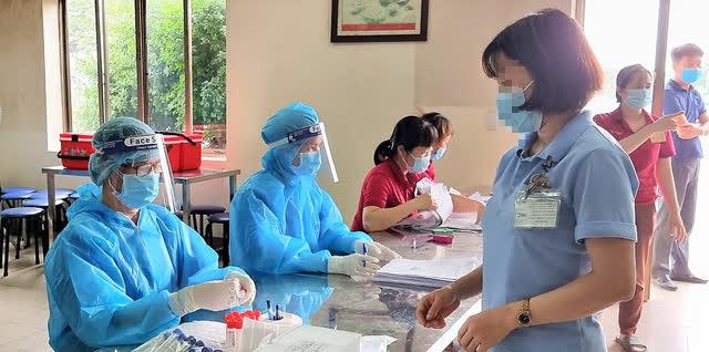 Nhân viên y tế lấy mẫu xét nghiệm cho công nhân công ty Hợp Thịnh, KCN Nomura