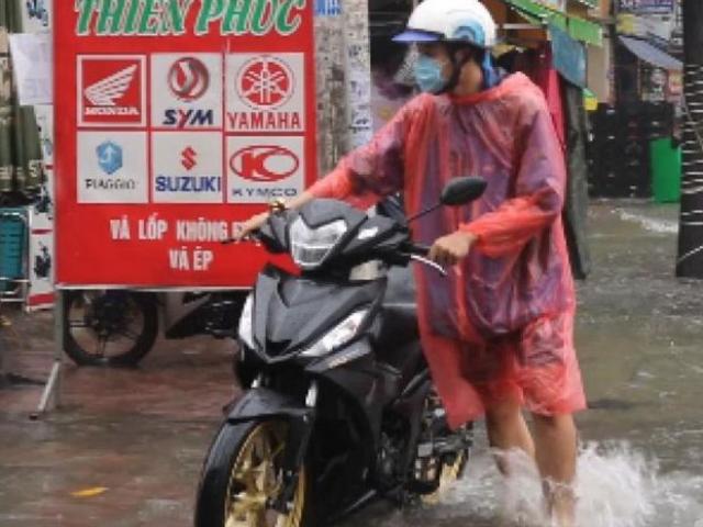 Media - Dân Sài Gòn "bì bõm" sau cơn mưa kéo dài 5 giờ