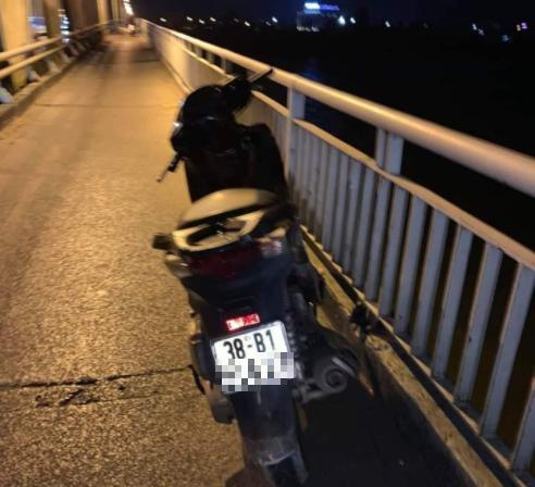 Xe máy SH được phát hiện trên cầu Bến Thủy. Ảnh: Facebook