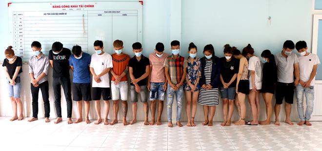 Các đối tượng dương tính với ma túy được đưa về cơ quan Công an làm việc.