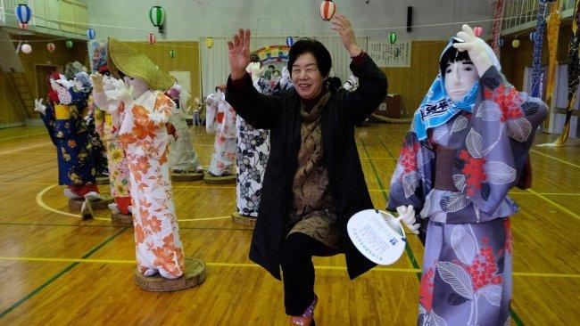 Người đứng sau sự nổi tiếng toàn cầu này là Ayano Tsukimi, một cư dân&nbsp;của ngôi làng hẻo lánh Nagoro ở Nhật Bản. Bà làm điều đó để chống lại cảm giác trống vắng và cô đơn ở Nagoro.

