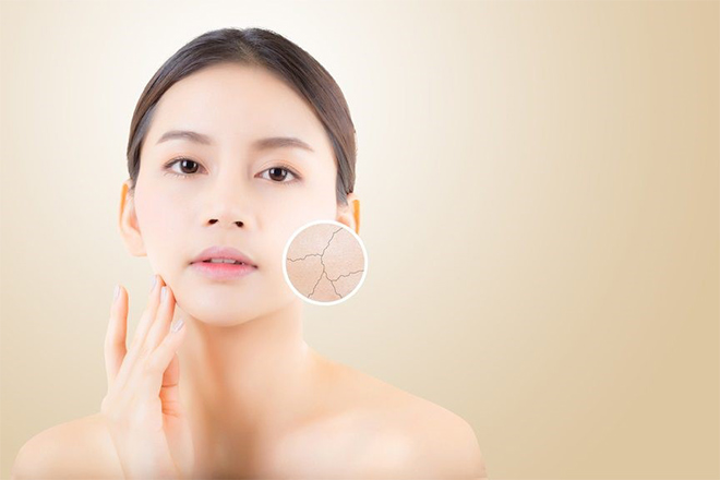 Lưu ý sử dụng các sản phẩm làm sạch nhẹ dịu và cấp ẩm từ thiên nhiên để chăm sóc da không bị khô ráp
