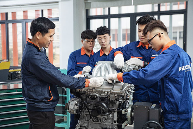 Xưởng thực hành hiện đại của sinh viên ngành Kỹ thuật ô tô tại Phenikaa Uni