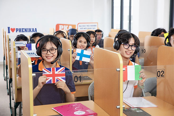 Phòng luyện tiếng tại Phenikaa Uni với các trang thiết bị hiện đại dành cho sinh viên ngoại ngữ