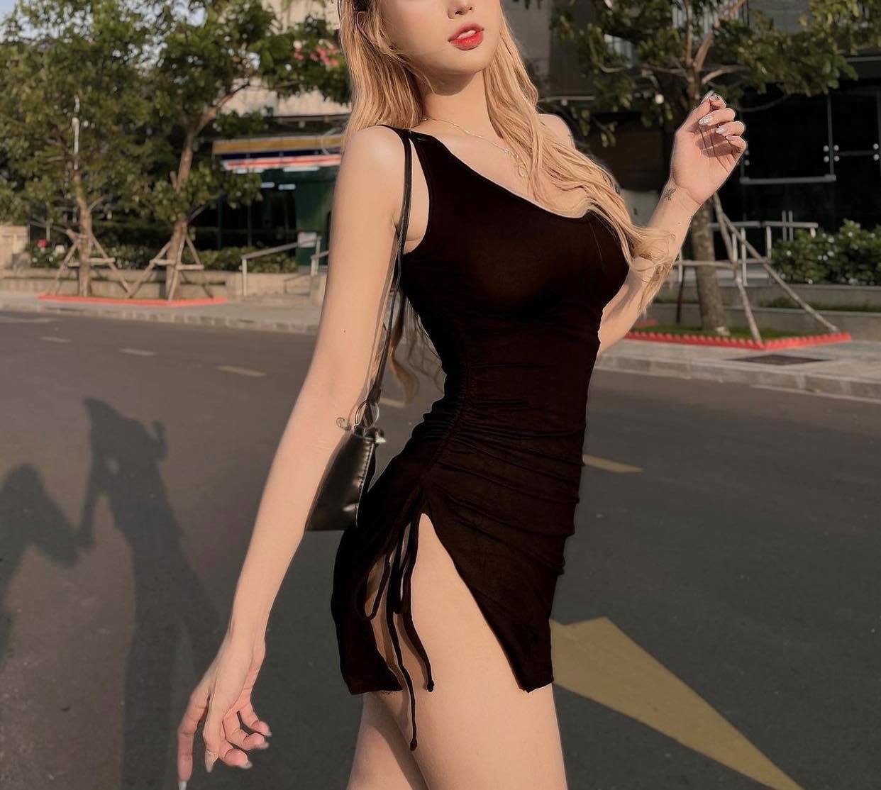Giật mình thon thót vì váy xẻ hông “không ghê tay”, tôn vòng 3 của hot girl Việt - 3