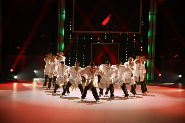 Nhóm nhảy đèn Led gây chấn động Châu Á "218 Dance Crew" bất ngờ tung chiêu lạ - 8