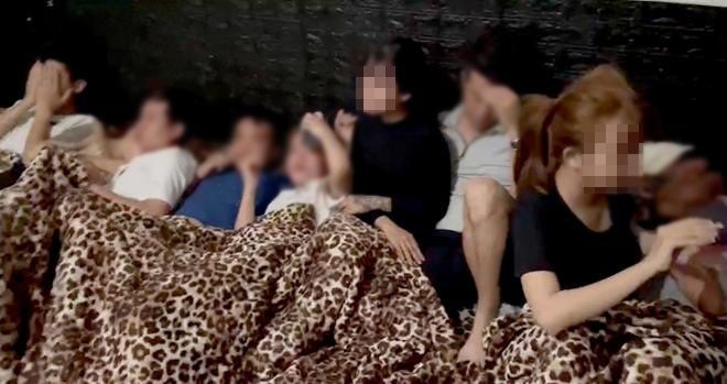 Hàng chục đối tượng sinh hoạt thác loạn trong phòng “bay, lắc”.