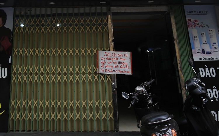Nhận được thông tin, sáng 25/5 buổi sáng hoạt động cuối cùng trước giờ tạm đóng cửa, nhiều tiệm cắt tóc từ vỉa hè đến salon đều tranh thủ mở cửa sớm hơn mọi ngày.