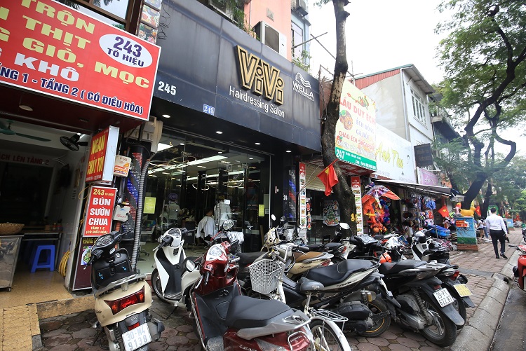 Theo ghi nhận của phóng viên tại khu vực Cầu Giấy, khách ùn ùn kéo đến các tiệm cắt tóc ngay từ 7 giờ sáng, trong đó cao điểm nhất từ 9 – 11 giờ sáng 25/5.