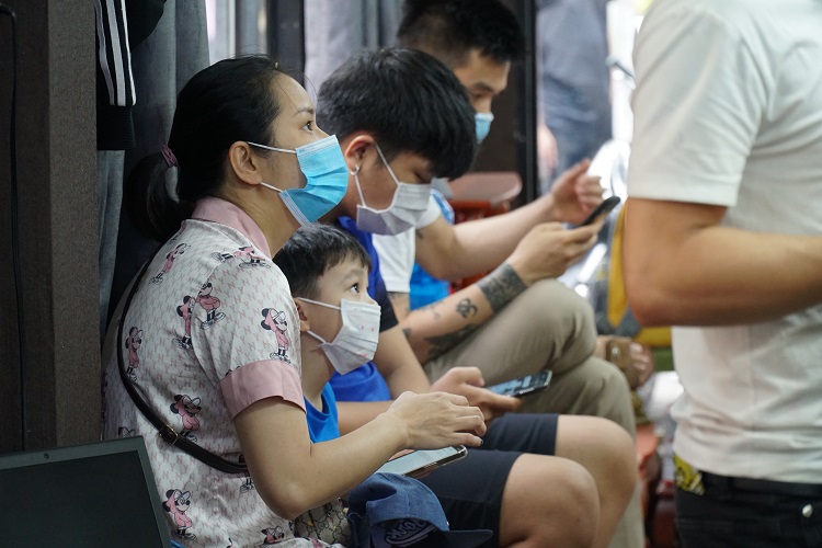 Khách xếp hàng đông gấp 3 – 4 lần ngày thường.