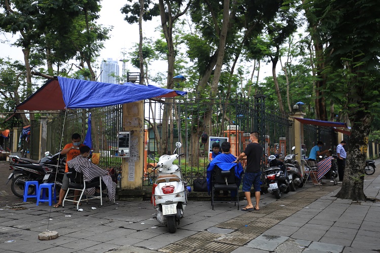 Vỉa hè phố Tô Hiệu (Cầu Giấy) cứ 5 – 6 m lại có một tiệm cắt tóc, tiệm nào cũng làm việc hết công suất.