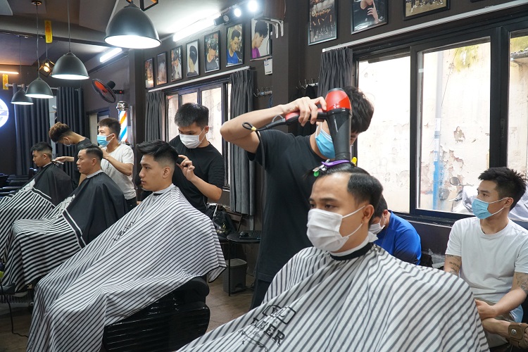 Nhiều khách hàng chia sẻ dù tóc chưa dài nhưng vẫn tranh thủ đi cắt vì không biết khi nào cửa hàng mới mở cửa trở lại.