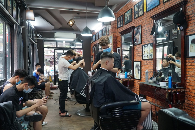 Anh Hoàng Minh Đức – Chủ tiệm tóc Barber Shop (Tô Hiệu – Cầu Giấy) cho biết: Chỉ trong sáng nay tiệm của anh đón hơn 20 khách/1 cơ sở. Thợ cắt tóc của tiệm đã phải làm việc liên tục từ 7 sáng đến sát giờ “giới nghiêm”.