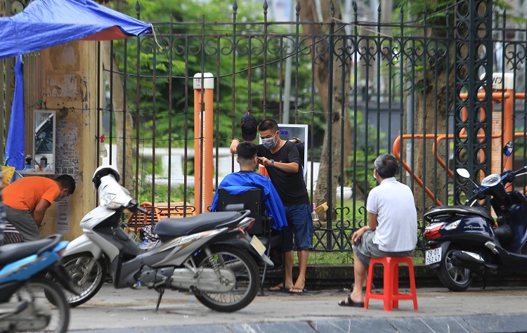 Sau khi đóng cửa, một thợ cắt tóc mở thêm dịch vụ cắt tóc tại nhà để duy trì công việc, đảm bảo thu nhập và phục vụ nhu cầu của khách hàng.