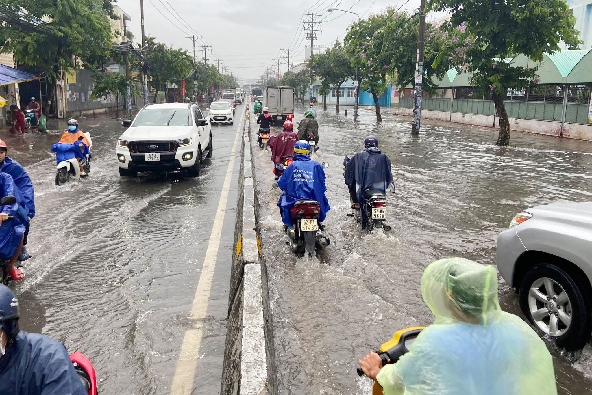 Sáng 25/5, cơn mưa lớn kéo dài từ sáng đến trưa khiến nhiều tuyến đường, khu vực ở TP.HCM bị ngập sâu trong nước.