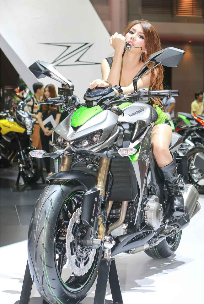 Người đẹp chế ngự trên mô tô Kawasaki với kiểu tạo dáng đầy "khiêu khích".

