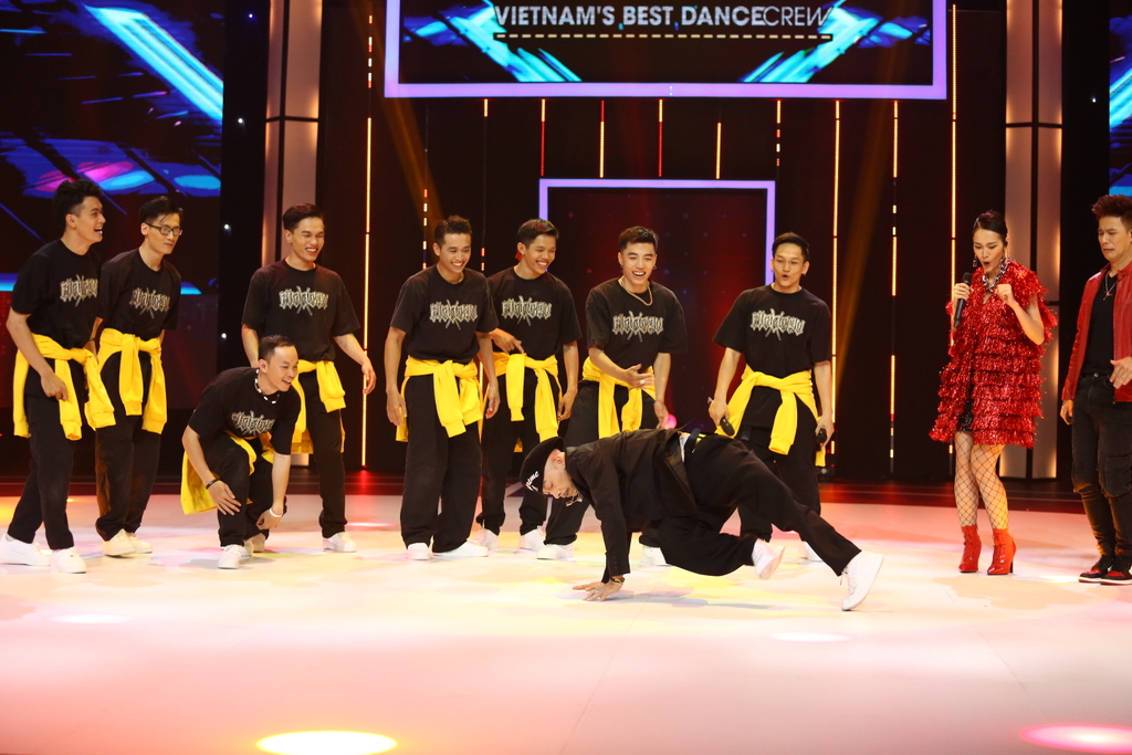 Nhóm nhảy đèn Led gây chấn động Châu Á "218 Dance Crew" bất ngờ tung chiêu lạ - 6