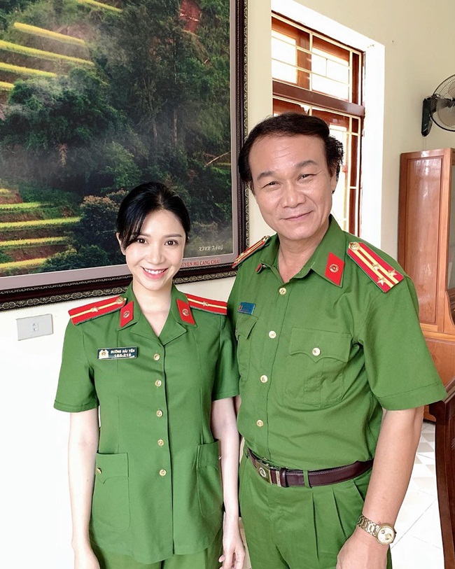 Ngoài Cao Thái Hà, Bão ngầm còn có sự tham gia của diễn viên trẻ Lại Thanh Bi. Ảnh: Thanh Bi chụp ảnh kỉ niệm trên phim trường với Đại tá Công an Nhân dân, phó trưởng đoàn kịch nói CAND - NSND Nguyễn Hải.

