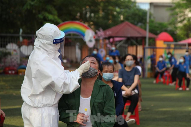Nhân viên y tế lấy mẫu xét nghiệm cho người dân tỉnh Bắc Giang