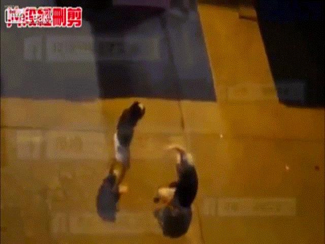 Bạn trẻ - Cuộc sống - Clip: Quỳ gối trước mặt bạn gái, thanh niên dính "liên hoàn cước"