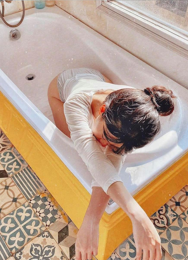 Lê Bống bị chê làm màu vì tư thế chụp ảnh không giống ai.
