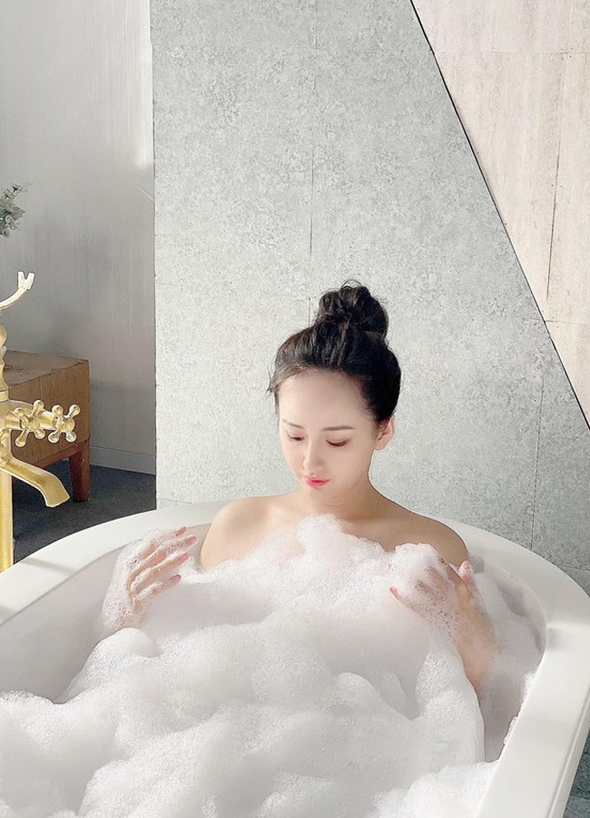 Bên cạnh trang phục, các mỹ nhân thường sử dụng thêm bọt xà phòng để tạo hiệu ứng.
