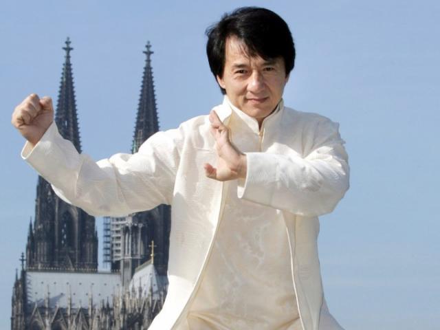 Giải trí - Thành Long và loạt sao đình đám bị “ném đá” vì tham tiền quảng cáo hàng giả, lừa gạt người tiêu dùng