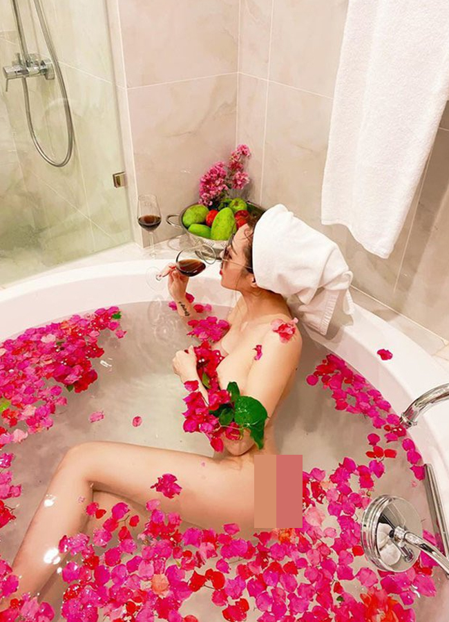 Đây là concept ảnh được nhiều mỹ nhân Việt ưa chuộng vào mùa hè vì không cần phải sử dụng quá nhiều đạo cụ mà vẫn có được những hình ảnh &#34;mát mắt&#34;, phô diễn từng đường cong mềm mại như nước.
