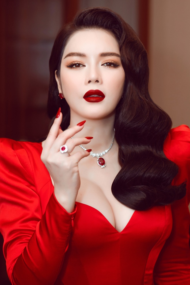 Bà Phương Hằng lấy kim cương "chọi bể đầu" có hơn Lý Nhã Kỳ "buồn lấy hột xoàn ra đếm"? - 8