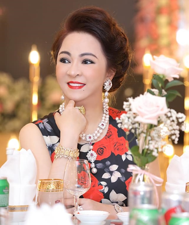 Bà Phương Hằng lấy kim cương "chọi bể đầu" có hơn Lý Nhã Kỳ "buồn lấy hột xoàn ra đếm"? - 7